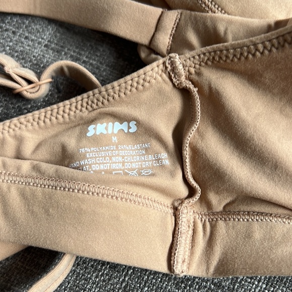Skims Scoop Neck Bra - Picture 12 of 12